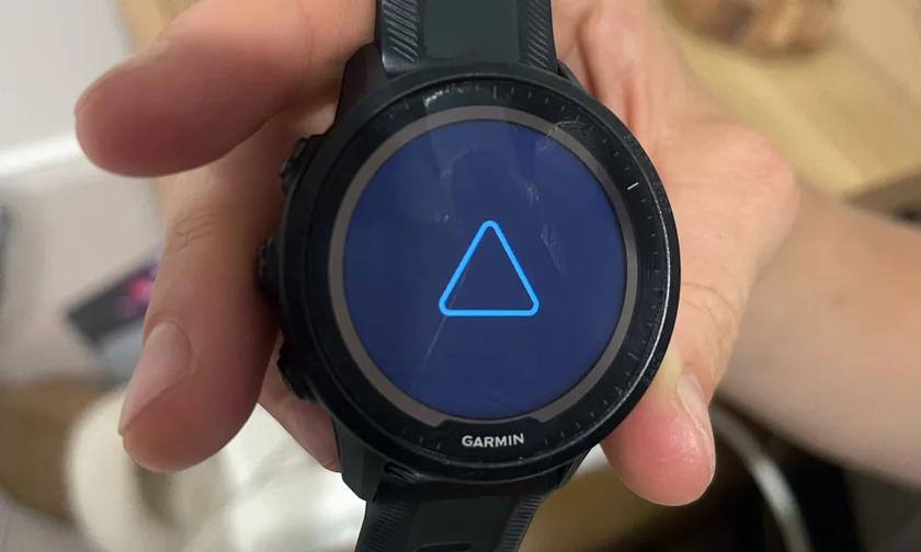 Il ne s'agit pas d'une illusion : Garmin a éliminé le problème du "triangle bleu". Garmin élimine le "triangle bleu" : Les propriétaires de montres peuvent enfin pousser un soupir de soulagement