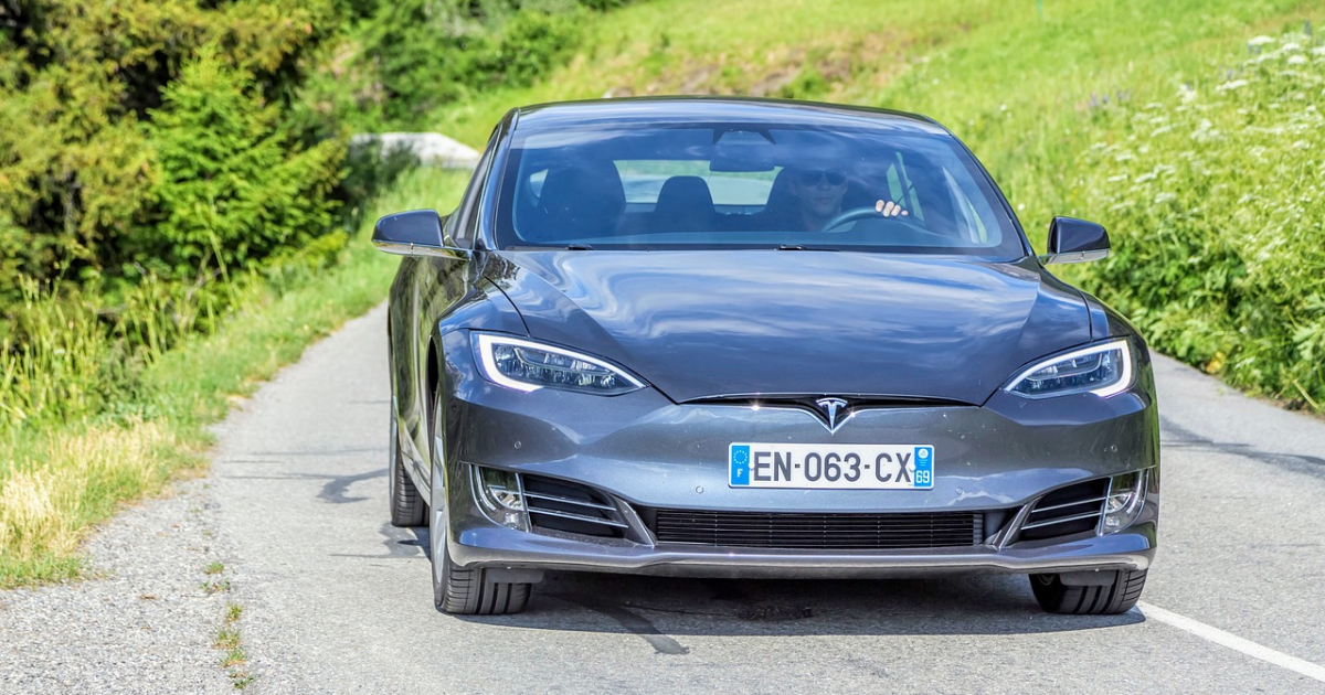 Tesla Model S : des visiteurs de France se distinguent dans nos rues Tesla Model S et le charme français sur nos routes : une nouvelle tendance ?